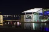 ...gegenüber dem Reichstag unmittelbar an der Spree.