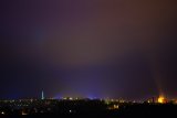 ...von unten wird der Qualm durch die Lichter der Stadt angeleuchtet und zeigt spektakuläre Farben. ...von unten wird der Qualm durch die Lichter der Stadt angeleuchtet und zeigt spektakuläre Farben.