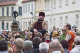 ...auf dem Markt umringt von vielen Schaulustigen.