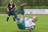 ...bei einer artistischen Einlage gegen den TSV Sanitz. Später erzielt er per Kopf den 3-0 Endstand.