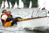 Benjamin Schnepf und Fabian Jäckel in ihrem Pirat bei Halbwind auf dem Inselsee Güstrow