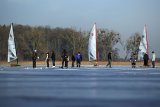 Teterower Segler mit ihren Eisseglern (DN-Schlitten) vor dem Teschower Strand.