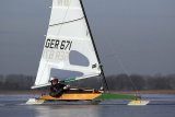 Hubert Zisch vor dem Teschower Strand in rasanter Fahrt auf seinem Eigenbau.