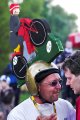 Ein Zuschauer hält immer noch am Goldhelm fest. Ein Zuschauer hält immer noch am Goldhelm fest.